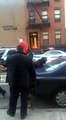 Des policiers de la NYPD frappent un enfant de 12 ans en pleine rue!
