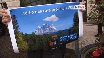 PROTESTA CON IL LUTTO AL BRACCIO