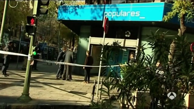 El telediario de Antena 3 ilustra el ataque a la sede del PP con el logo de Podemos