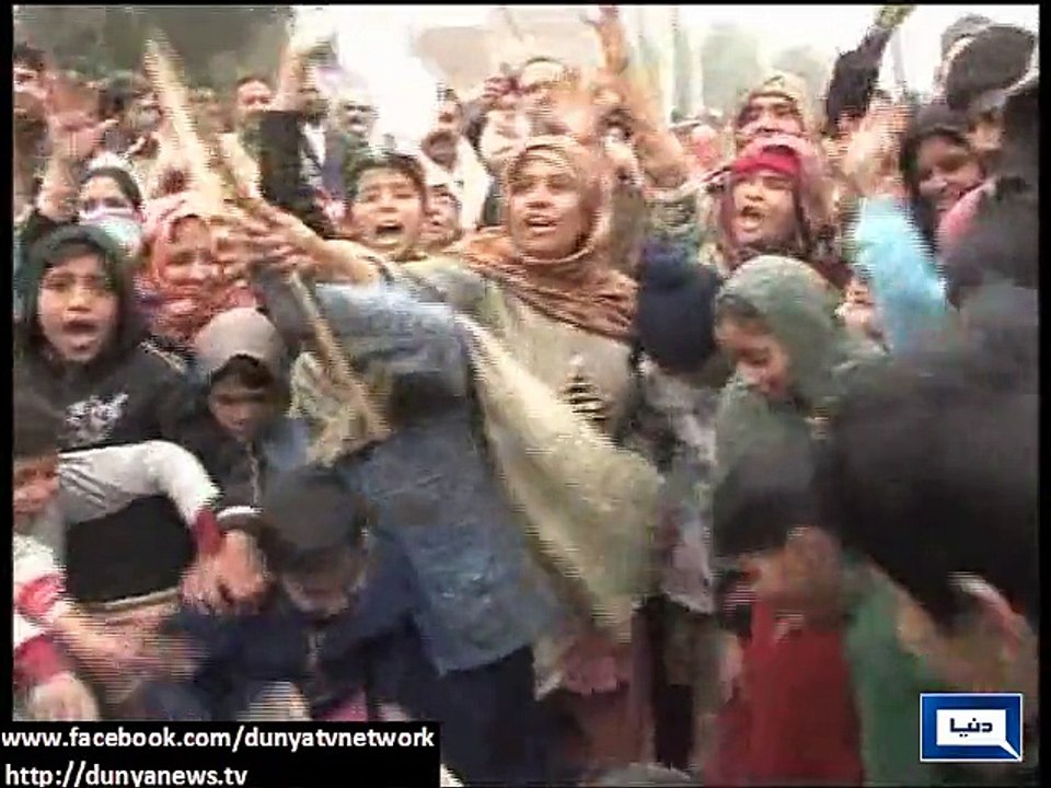 Dunya News-Faisalabad: Residents protest against gas load-shedding