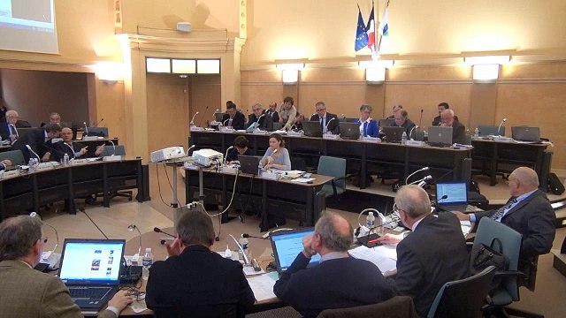 Le conseil général de l'Yonne évoque l'insertion et le social et pointe la dérive des dépenses