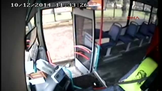 Otobüsten Cep Telefonu Çalarken Güvenlik Kamerasına Yakalandı