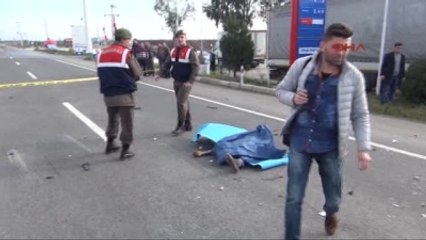 Скачать видео: Lastiği Patlayan Otomobil Karşı Şeride Geçti 6 Ölü, 1 Yaralı-2