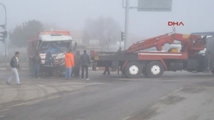 Afyonkarahisar Yolcu Otobüsüyle Kamyon Çarpıştı 4 Yaralı