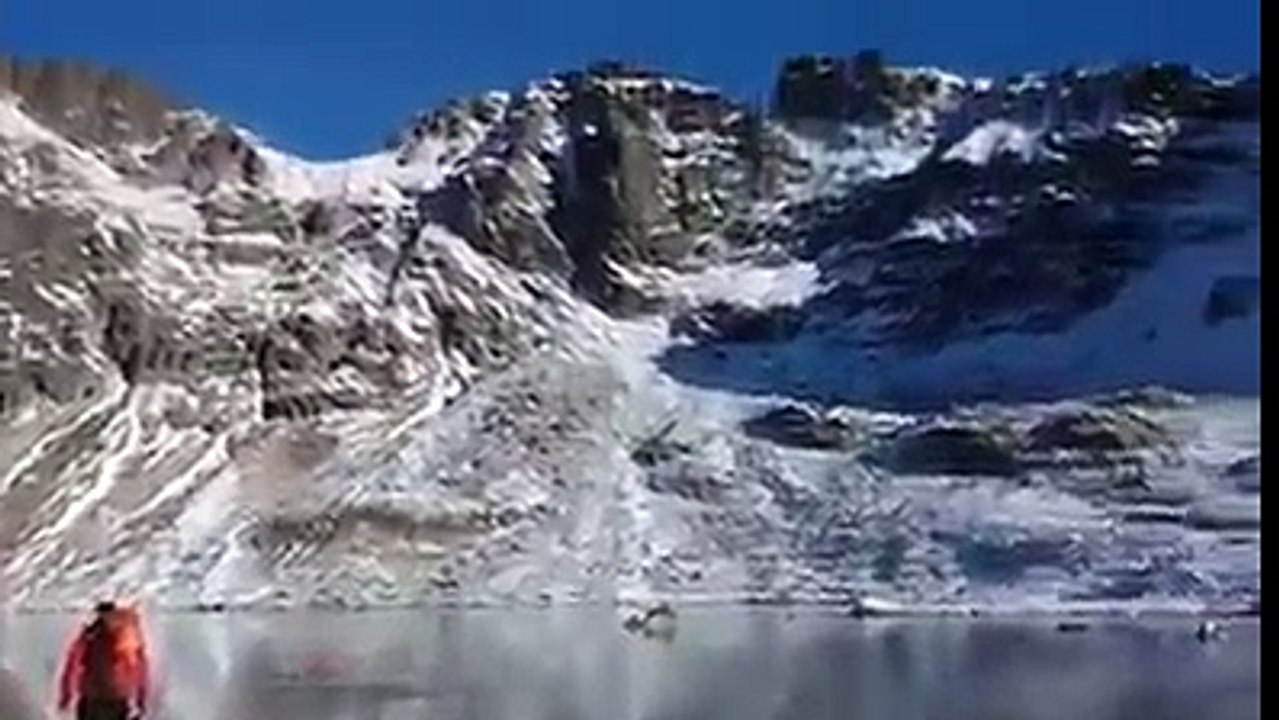 Caminhar no gelo claro parece tão legal!