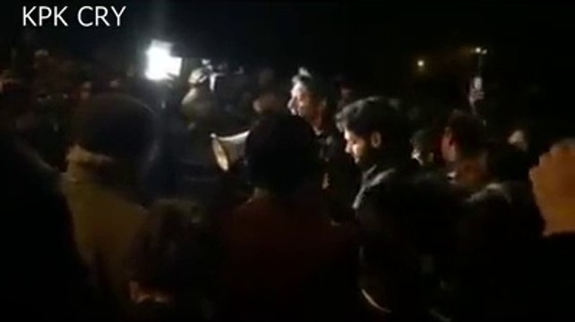 -Peshawar Attack-Kid survived in attavk on Army Public School Peshawar Emotionally Speaking -بچ جانے والے طالب علم کی سکول کے باھر جذباتی تقریر-