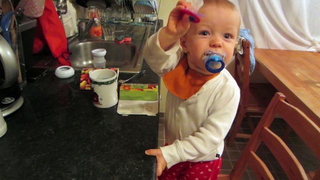 Lukas joue avec des suces dans la cuisine