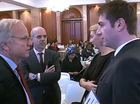 Gujarat CM holds meeting on readiness for Vibrant Gujarat 2015 in Delhi