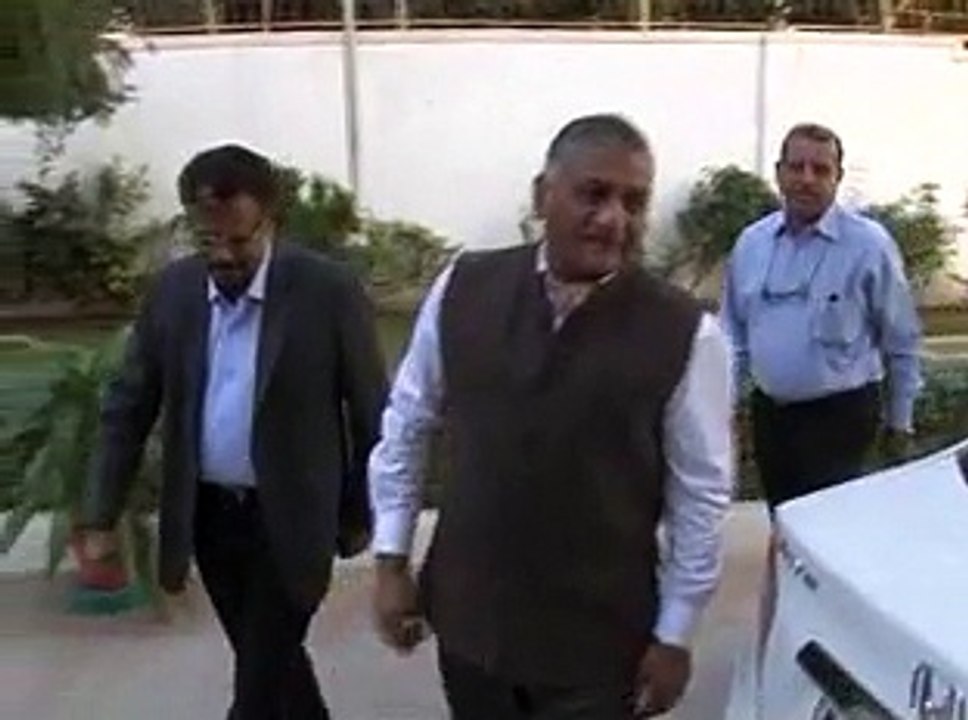 Gujarat CM Anandiben Patel meets MoS, External Affairs VK Singh