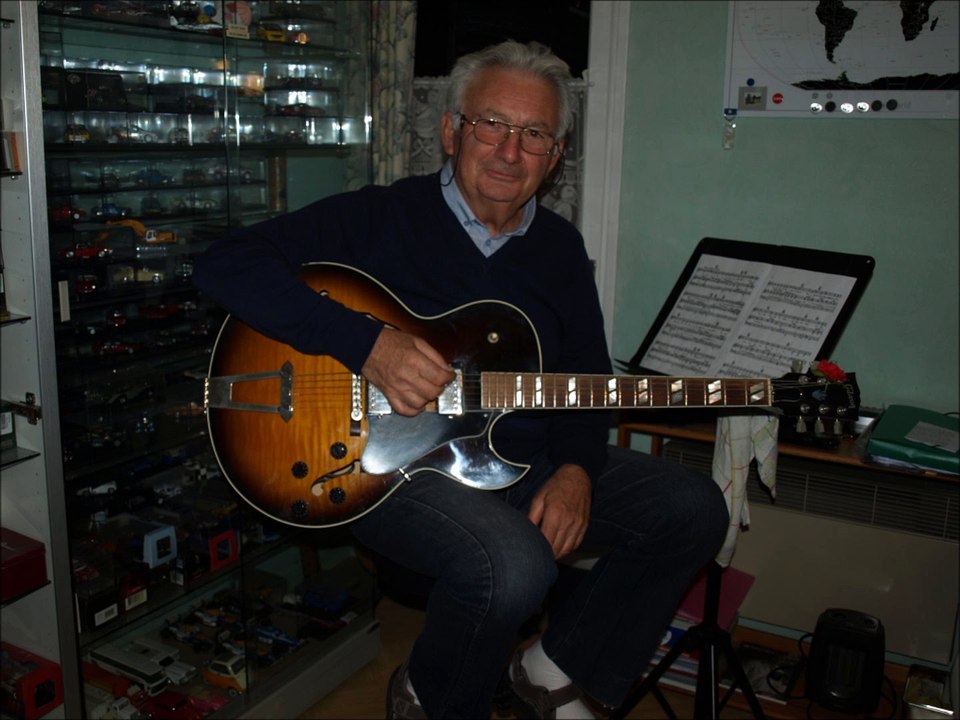 Dean's Theme  -  Vandyck Julien  plays  THE SHADOWS