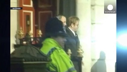 التون جون يتزوج صاحبه