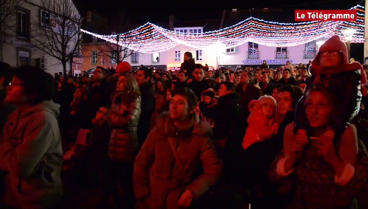 Carhaix. Foule immense pour le feu d'artifice des Charrues