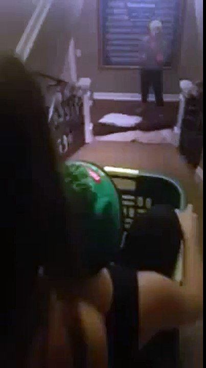 une fille veut glisser dans les escaliers !