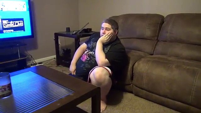 Son père énervé explose sa PS4 à coup de hache !
