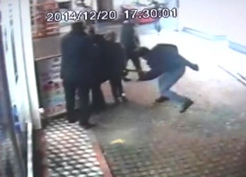 Yengesini Sopayla Dövdü, Dostunu Hastanelik Etti