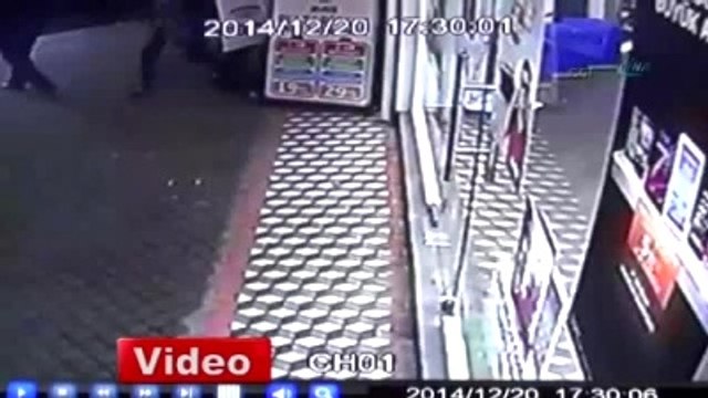 Yengesini Sopayla Dövdü, Dostunu Hastanelik Etti