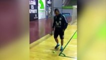 Ricardinho da toques con una pelota de tenis