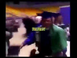 يقبل قدم امه