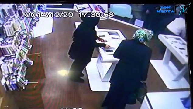 YENGESİNİ SOPAYLA DÖVDÜ, DOSTUNU..?