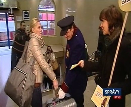 Hlavná stanica: Nosiči batožín (Bratislava, 20141208)