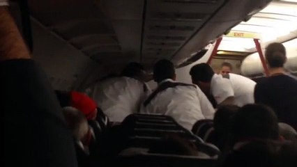 Ο Ερίκ Αμπιντάλ στην πτήση της επιστροφής από τη Μυτιλήνη