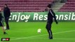 Superbe coup du foulard de Zlatan Ibrahimovic à l'entrainement du PSG au Camp Nou