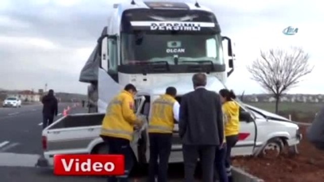 Tır, Kamyoneti Biçti: 4 Ölü