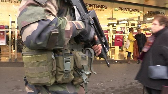 Noël: plan vigipirate renforcé devant les grands magasins parisiens