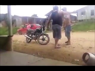 Un Mexicain calme un homme bourré !