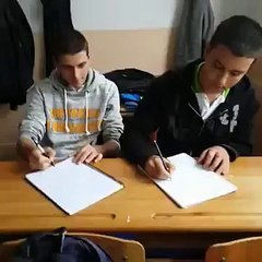 Yazarken Eline Dokunulan Çocuk