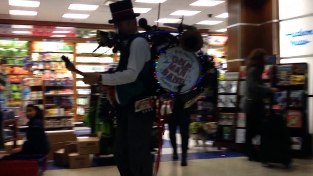 Un homme orchestre joue des chansons de Noël à l'aéroport de Seattle et c'est beau!