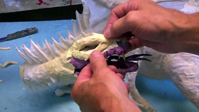 Un dragon fait en papier mâché : artiste talentueux