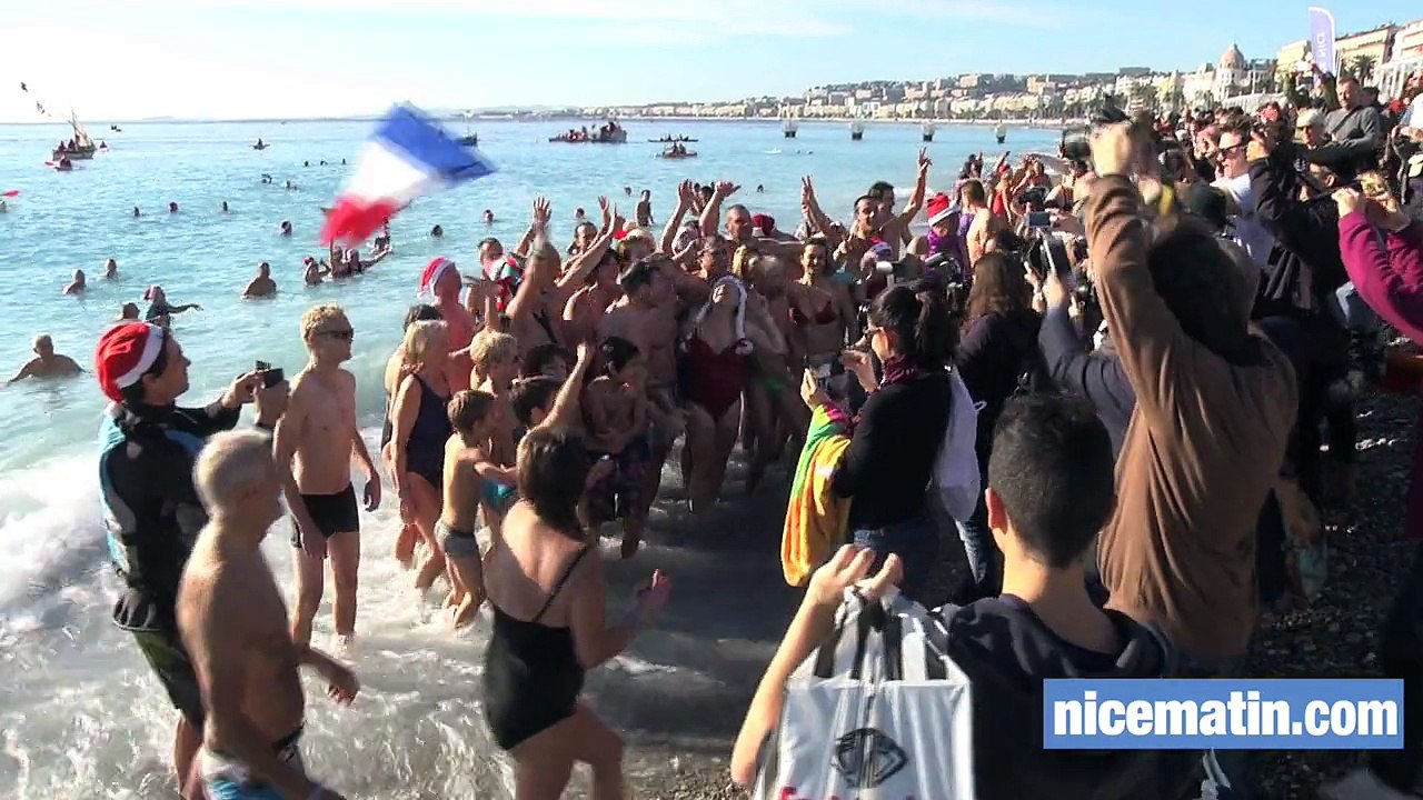 Plus de deux cent courageux pour le bain de Noël à Nice