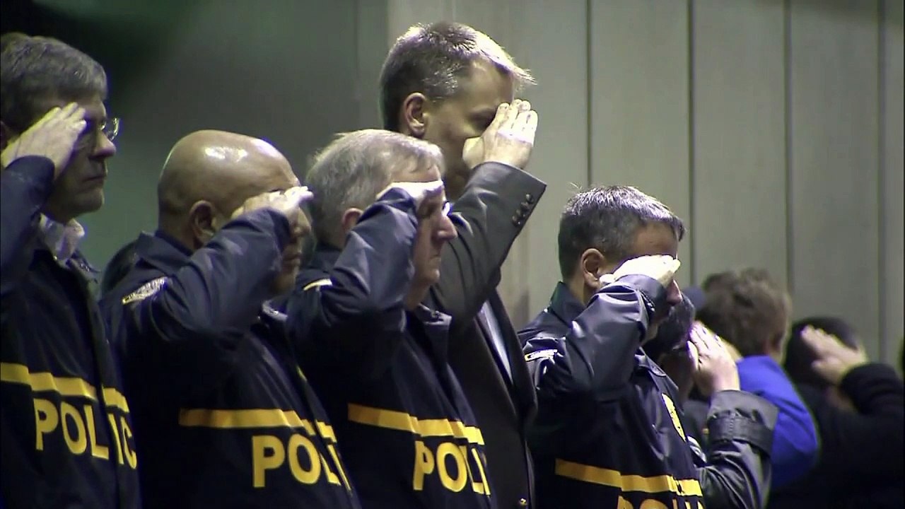 Homem mata dois policiais em NY e depois comete suicídio