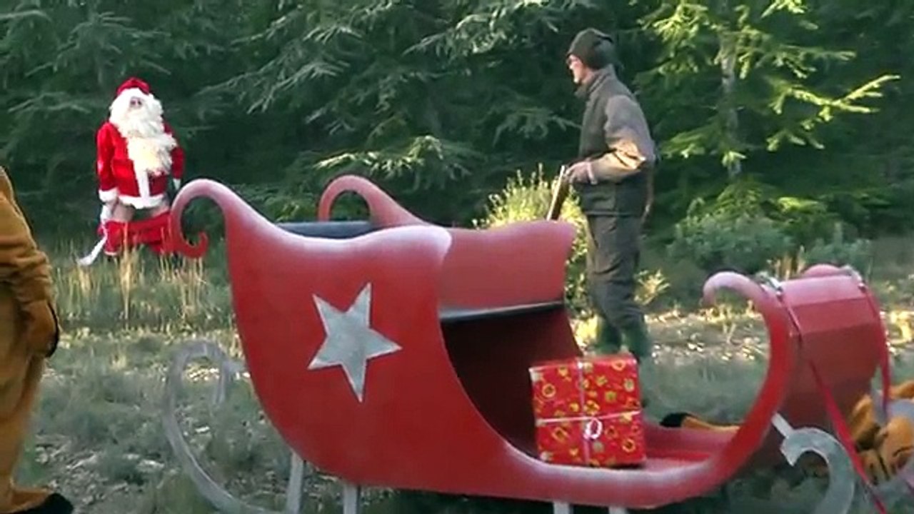 Face à face entre Rémi Gaillard déguisé en Père Noel et un chasseur