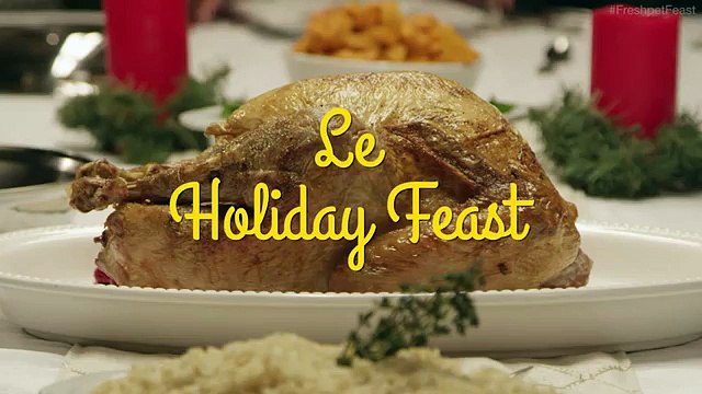 Insolite : un chat et 13 chiens se retrouvent pour partager un délicieux repas de Noël !