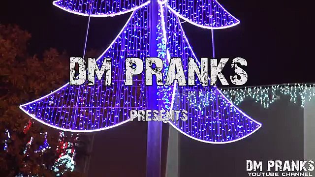 Caméra cachée : un père Noël complètement fou terrorise les passants !