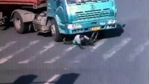 Un Cycliste passe sous un camion !