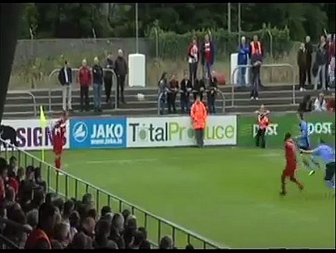 Essa você nunca viu! O cara inovou ao dar passe de calcanhar