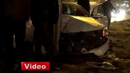 Otomobil Aydınlatma Direğine Çarptı: 2 Yaralı