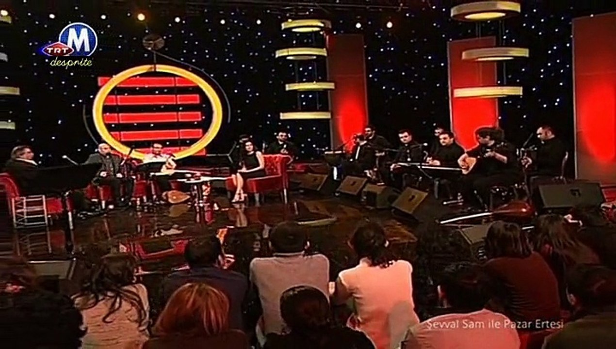 08 şevval sam kapıya oturmuş da - siyah perçemini dökmüş yüzüne 25.04.2011 şevval sam ile pazar ertesi