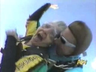 Mamie saute en parachute