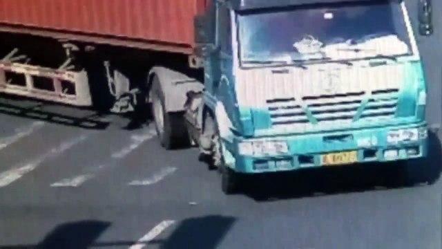 Un cycliste miraculé passe sous un camion