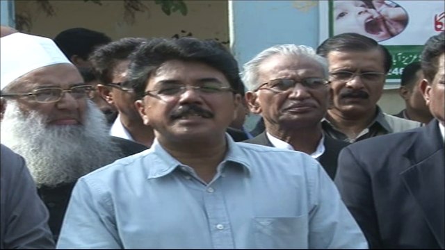 Qamar Mansoor on molana abdulaziz قمر منصور کا لال مسجد کے مولانا عبدالعزیز کو منہ توڑ جواب