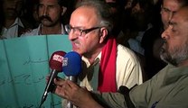 اے این پی سندھ کے تحت سانحہ پشاورکے شہداءکی یاد میںشارع فیصل بلوچ کالونی پل کے نیچے شمعیں روشن کی گئیں۔ اس موقع پر جنرل سیکریٹری یونس خان بونیری خطاب کررہے ہیں۔
