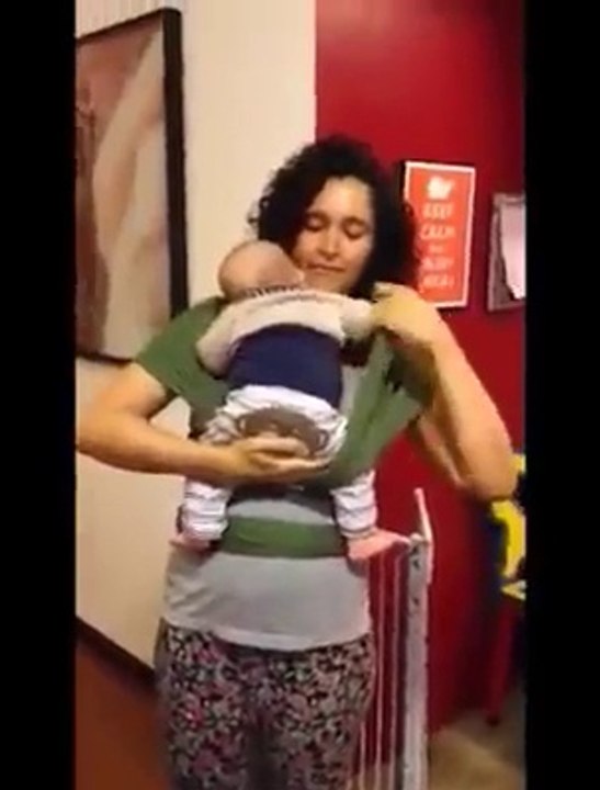 Comment porter son bébé avec une écharpe de portage