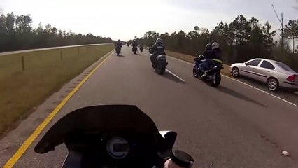 Motosikletleri Sağdan Geçerken Kaza - Araba Tutkum