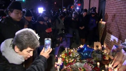 Hommage aux deux policiers new-yorkais assassinés dans leur voiture
