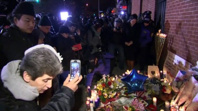 Hommage aux deux policiers new-yorkais assassinés dans leur voiture