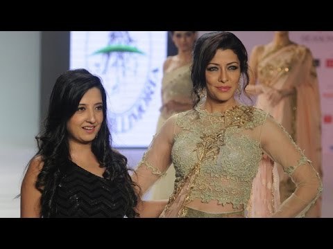 Aditi Gowitrikar Walks For Amy Billimoria @ Pune Fashion Week 2014